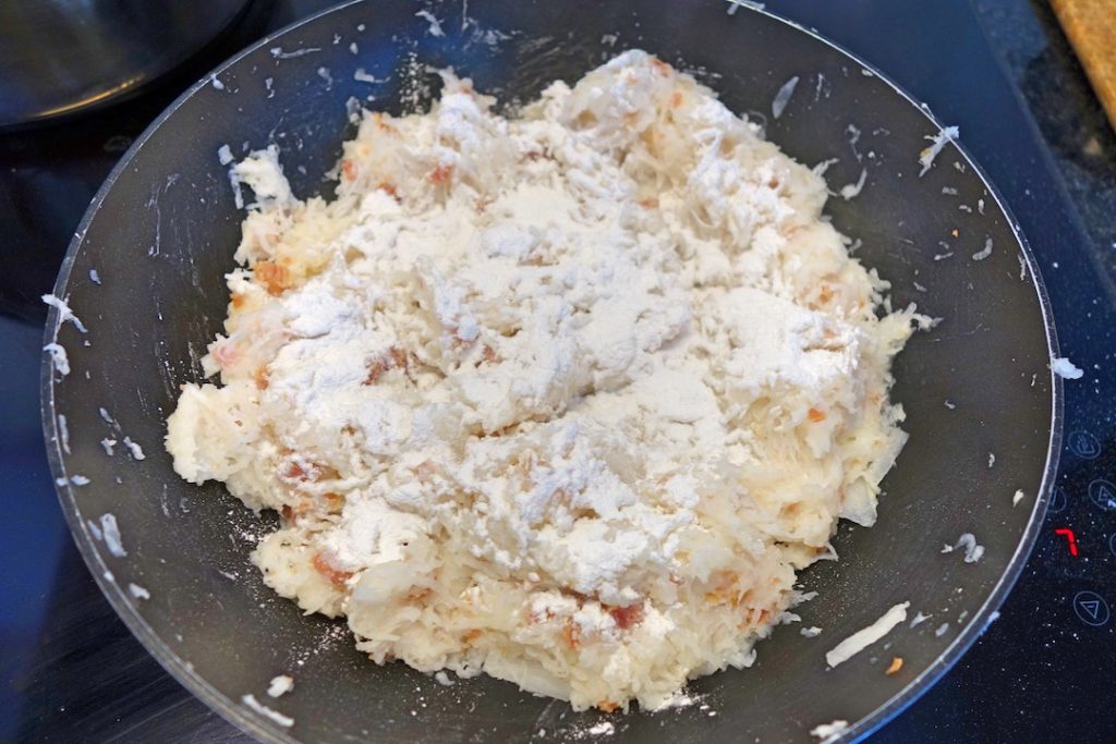 Cooking the white radish and mixing it with rice flour